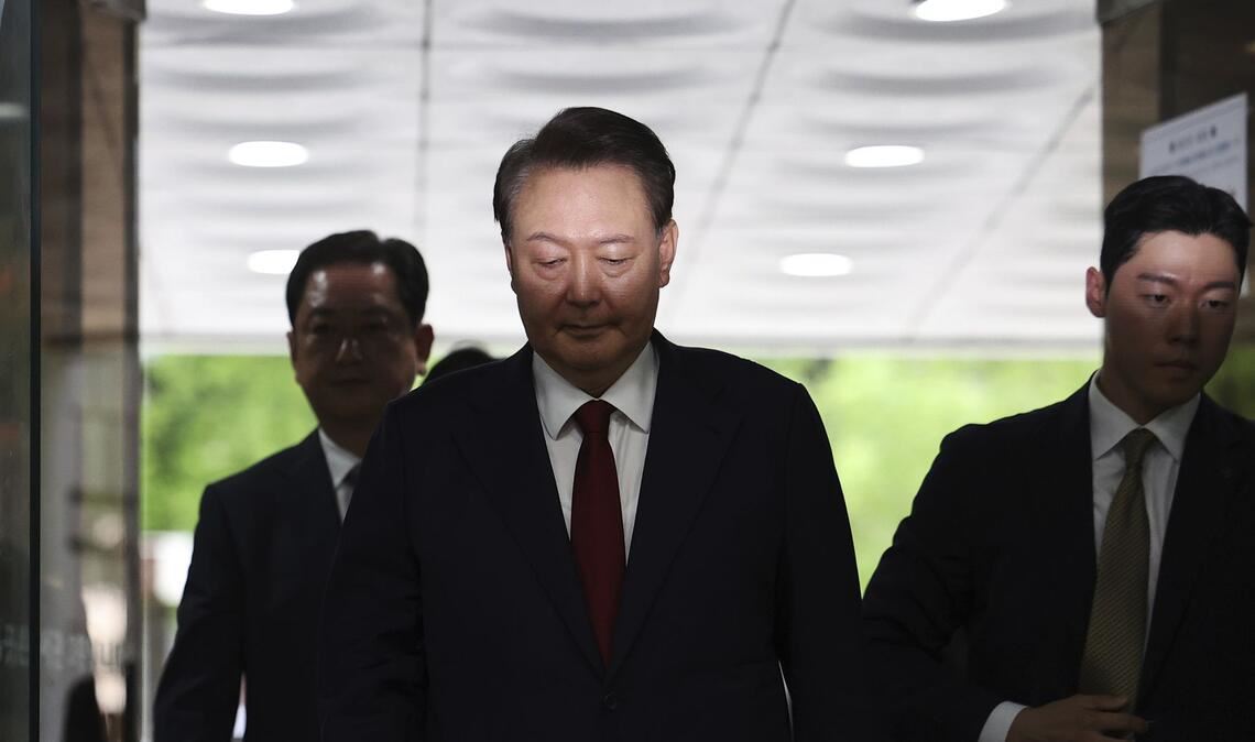 Der ehemalige südkoreanische Präsident Yoon Suk Yeol (Mi.) bei einem Gerichtstermin.