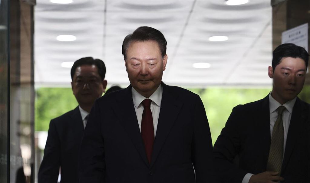 Der ehemalige südkoreanische Präsident Yoon Suk Yeol (Mi.) bei einem Gerichtstermin.