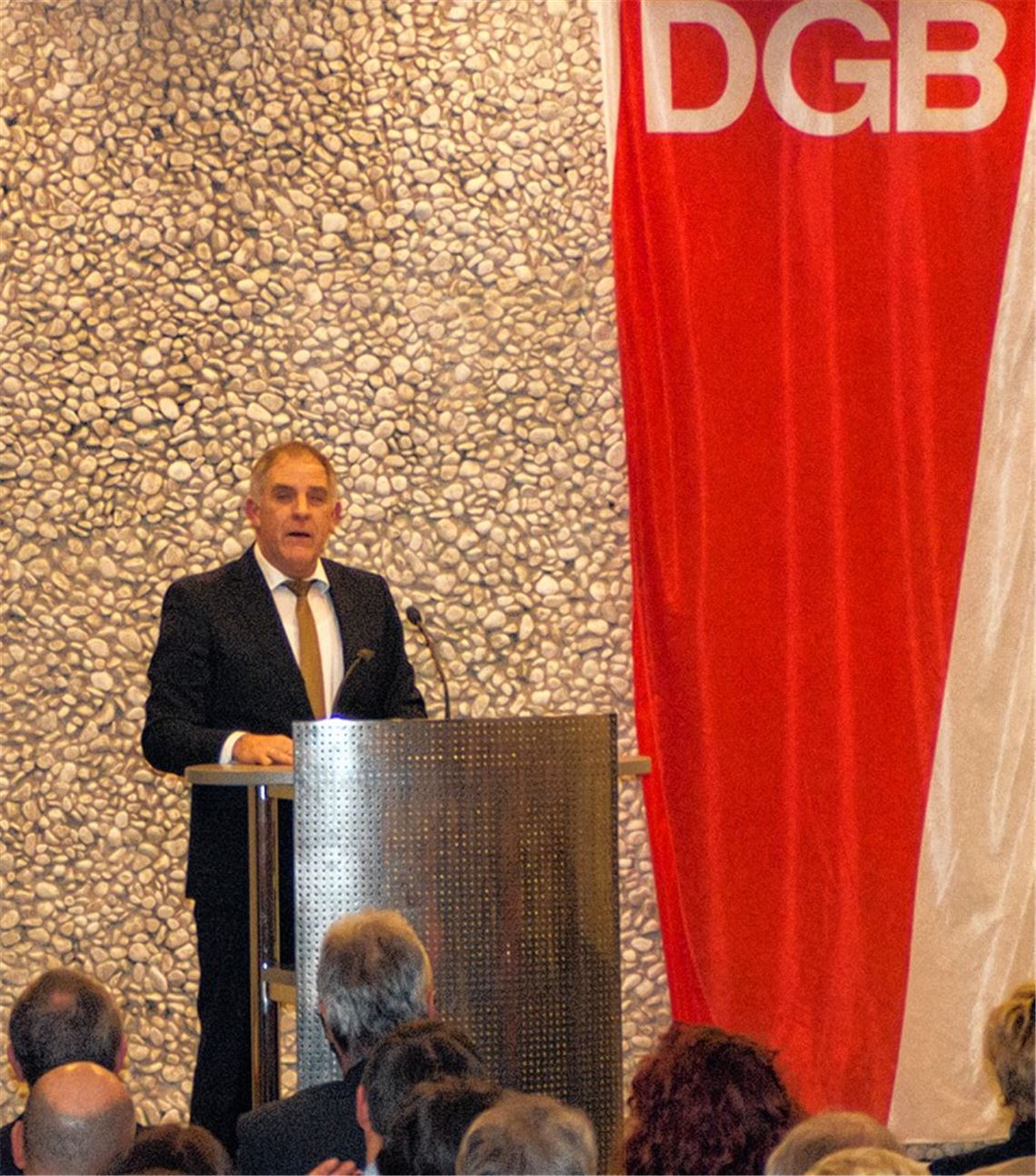 Der ehrenamtliche Stadt- und Kreisverbandsvorsitzende Henry Wiedemann geht in seiner Rede auch auf Konfliktthemen ein.