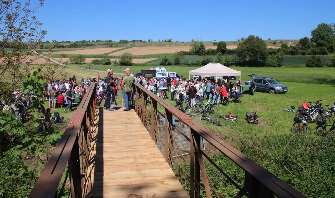 Der ein Jahr lang gesperrte Enzsteg ist wieder frei – ein Grund zum Feiern. Foto: Arning