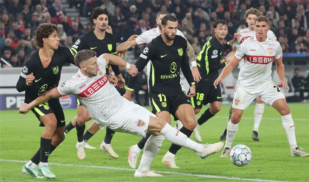 Der eingewechselte Ermedin Demirovic (am Ball) hängt sich voll rein – und der VfB holt gegen Atlético Madrid ein 1:1.