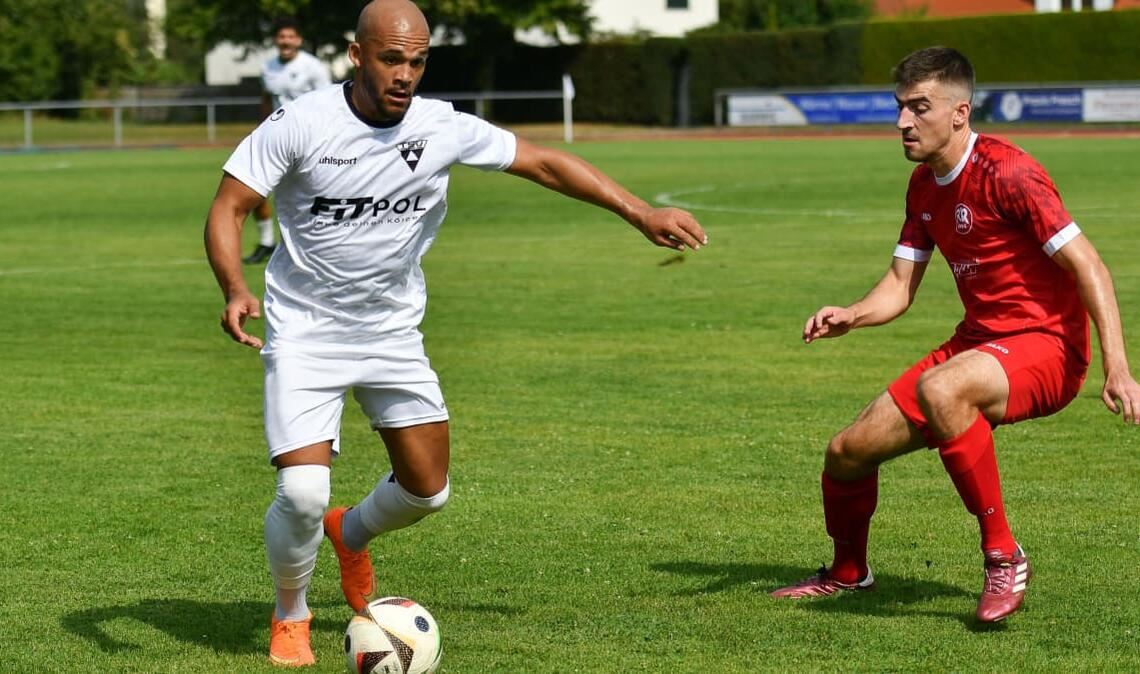 Der einstige Regionalliga-Kicker Johnathan Zinram-Kisch (links) ist seit 2025 im Weilimdorfer Kader und fungiert inzwischen als spielender Co-Trainer bei den Nord-Stuttgartern.