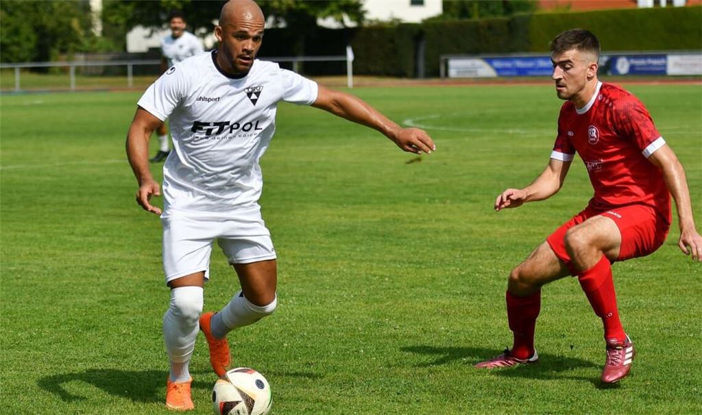 Der einstige Regionalliga-Kicker Johnathan Zinram-Kisch (links) ist seit 2025 im Weilimdorfer Kader und fungiert inzwischen als spielender Co-Trainer bei den Nord-Stuttgartern.