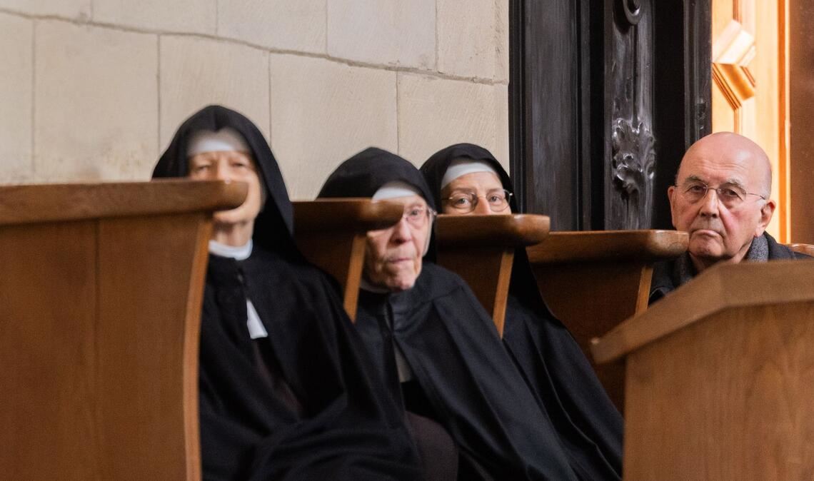 Der emeritierte Bischof Felix Glenn beobachtet die Vorstellung seines Nachfolgers.