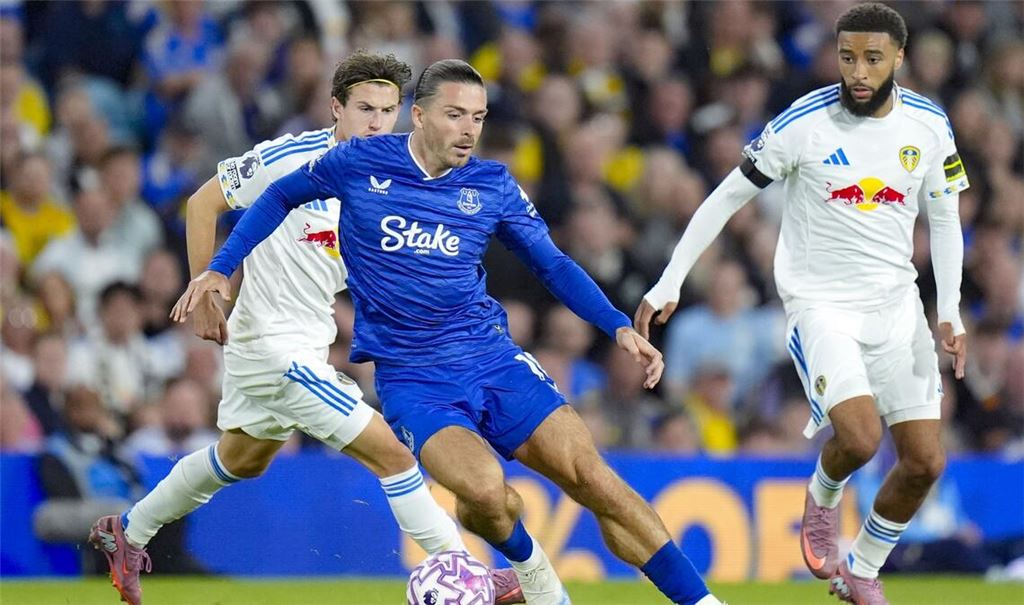 Der englische Fußball-Star Jack Grealish (Mitte) wurde zu Kasse gebeten.