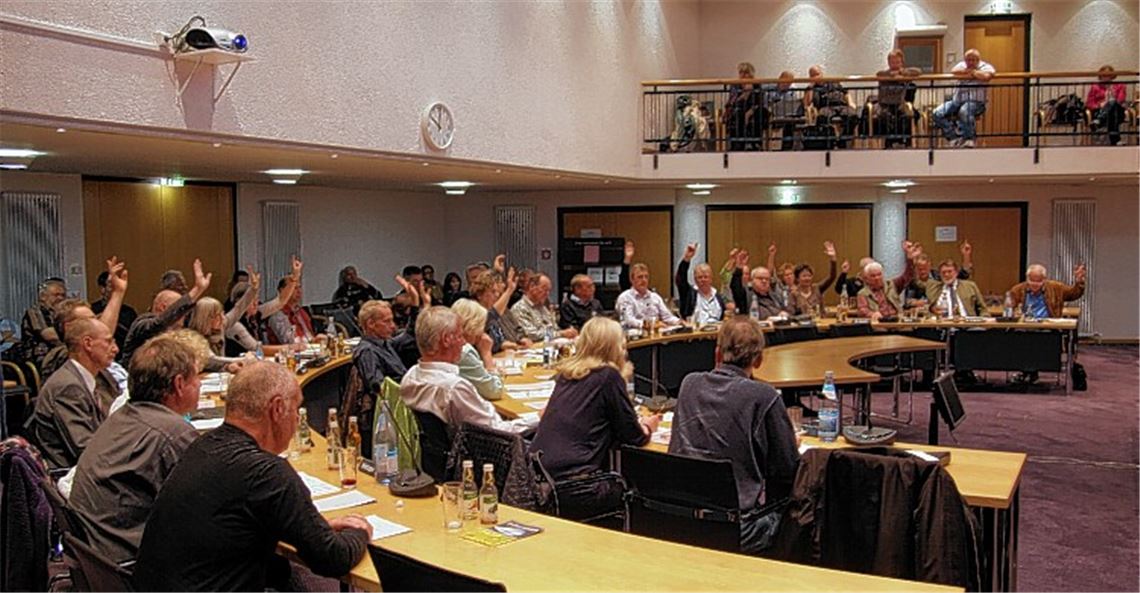 Der entscheidende Moment: Eine Mehrheit aus CDU, FDP und LMU besiegelt per Handzeichen den Abriss des Mühlehofs und einen Neuanfang in der Mühlacker Stadtmitte.