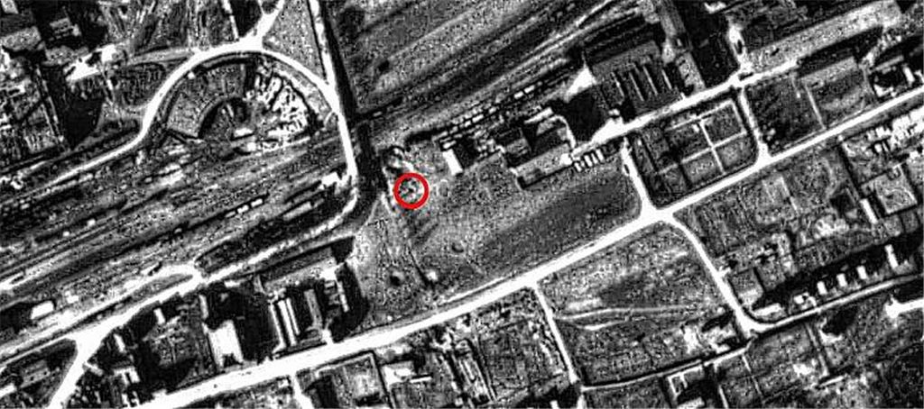 Der entscheidende Nachweis: Auf der Aufnahme, die ein Aufklärungsflugzeug der alliierten Streitkräfte am 15. März 1945 gemacht hat, ist die Einschlagstelle des Blindgängers (im roten Kreis) für den Fachmann deutlich sichtbar. Eingerahmt von Bombenkratern, ist der kleine Punkt zum wichtigen Hinweis für den Kampfmittelbeseitigungsdienst geworden – und der Fund vom Mittwoch bestätigt den Verdacht. Zur Orientierung: Links von der Markierung führt die Lienzinger Straße über die Bahntrasse, unterhalb liegt die Industriestraße. Rechts vom roten Kreis das Gelände der Firma Händle. Was ebenfalls deutlich auszumachen ist: Dort, wo die Ziegeleistraße einen auffälligen Halbkreis beschreibt, liegt nach den Luftangriffen der Ringlokschuppen der Bahn teilweise in Trümmern.