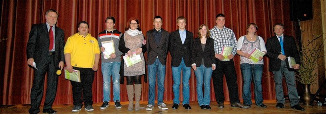 Der erfolgreiche Nachwuchs wird gewürdigt (v. li.); Jürgen Krepp, Leiter des Landwirtschaftsamtes, Christoph Rometsch, Raphael Spazierer, Nicole Bäuerle, Thilo Keller, David Stahl, Maren Arnold, Marcel Gommel, Sabine Weis und Ulrich Hauser, Vorsitzender des Bauernverbandes.