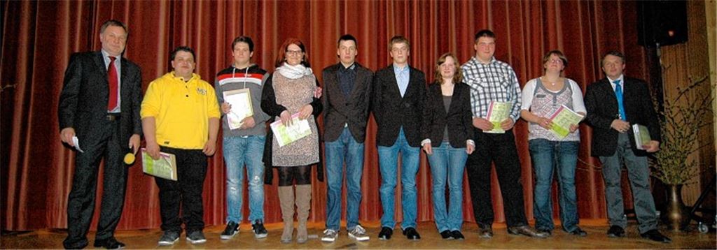 Der erfolgreiche Nachwuchs wird gewürdigt (v. li.); Jürgen Krepp, Leiter des Landwirtschaftsamtes, Christoph Rometsch, Raphael Spazierer, Nicole Bäuerle, Thilo Keller, David Stahl, Maren Arnold, Marcel Gommel, Sabine Weis und Ulrich Hauser, Vorsitzender des Bauernverbandes.