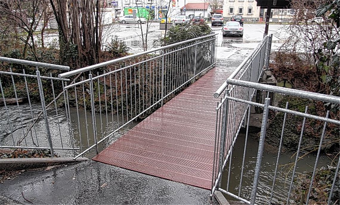 Der erneuerte Steg über den Erlenbach.