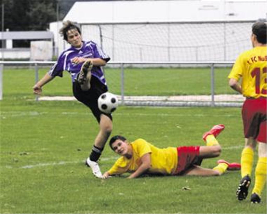 Der erst 18-jährige Oliver Rolle (li.) macht im defensiven Mittelfeld eine Klassepartie. Er verteilt kluge Pässe und manchmal bereinigt er die Situation auch kompromisslos. Foto: Eigner