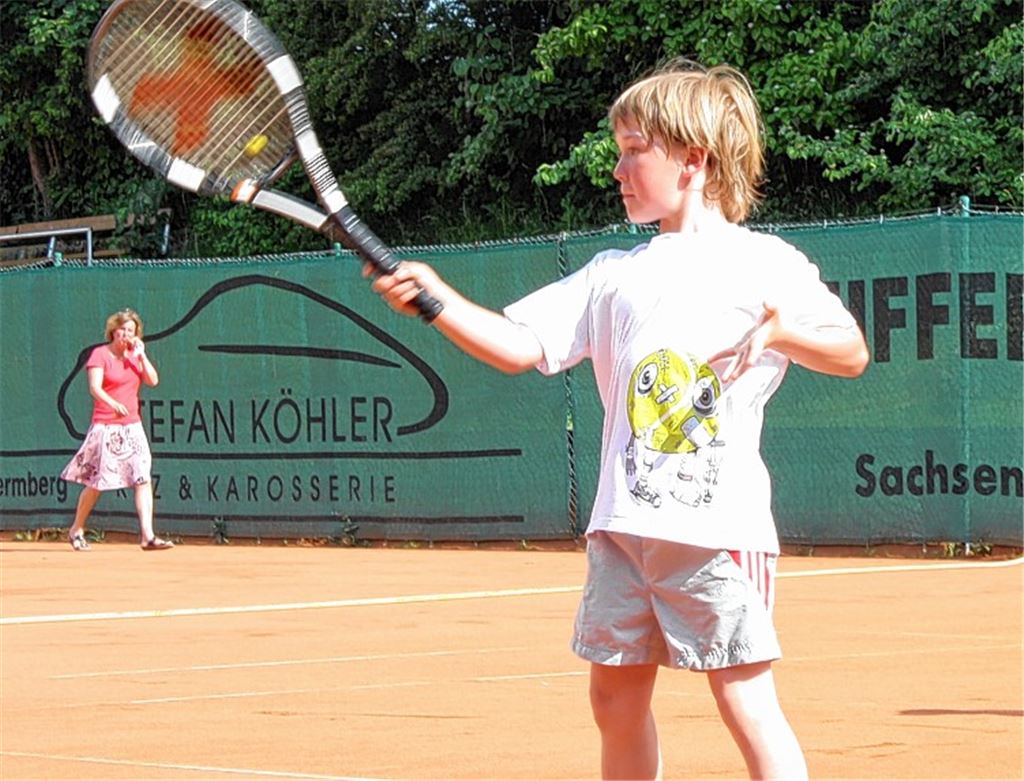 Der erst siebenjährige Johannes Bossert schlägt den entscheidenden Ball zum knappen 11:9-Sieg für das Lienzinger Midcourt-Team. Foto: privat