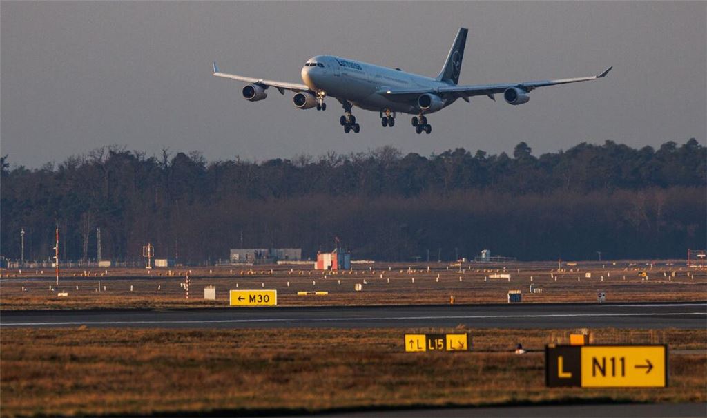 Der erste Evakuierungsflug im Auftrag der Bundesregierung war am frühen Donnerstagmorgen am Frankfurter Flughafen gelandet.