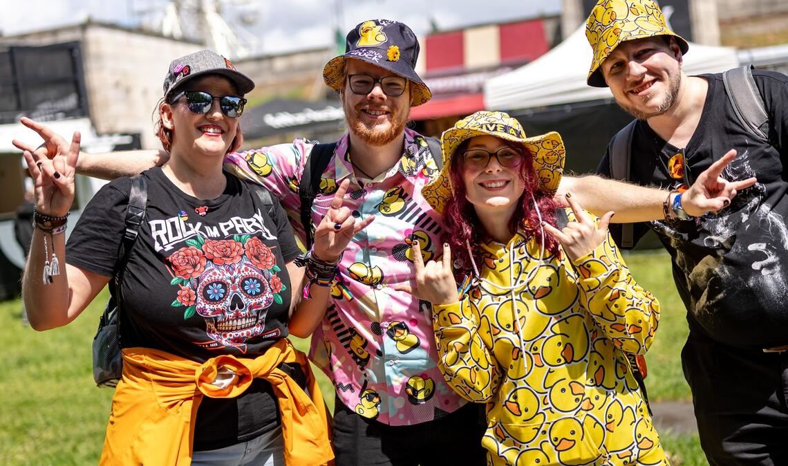 Der erste Festivaltag in Nürnberg startete mit Regen. Danach war das Wetter wechselhaft, die Laune der Fans aber gut.