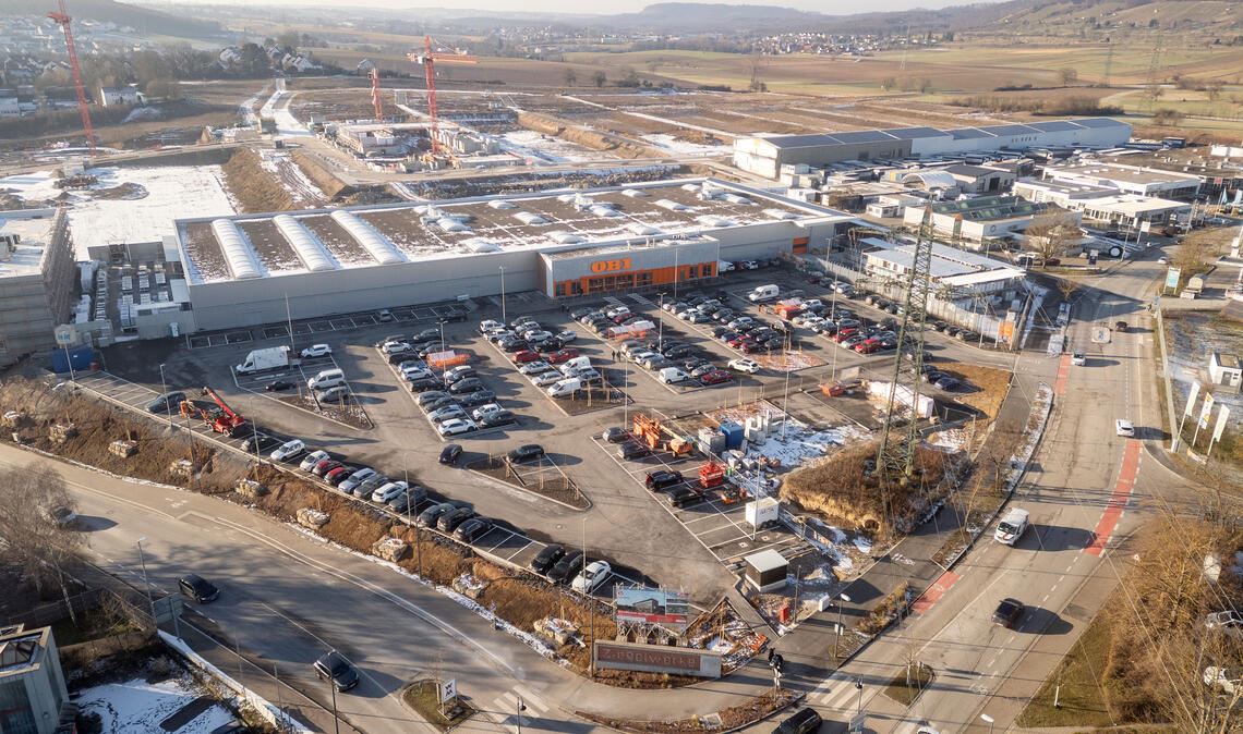 Der erste Meilenstein ist geschafft: Die Eröffnung des OBI-Baumarkts bedeutet den Abschluss des ersten großen Projekts im Gebiet „Ziegelhöhe“. Auch der vorgelagerte Bürokomplex – links am Bildrand – geht der Fertigstellung entgegen. Fotos: Fotomoment