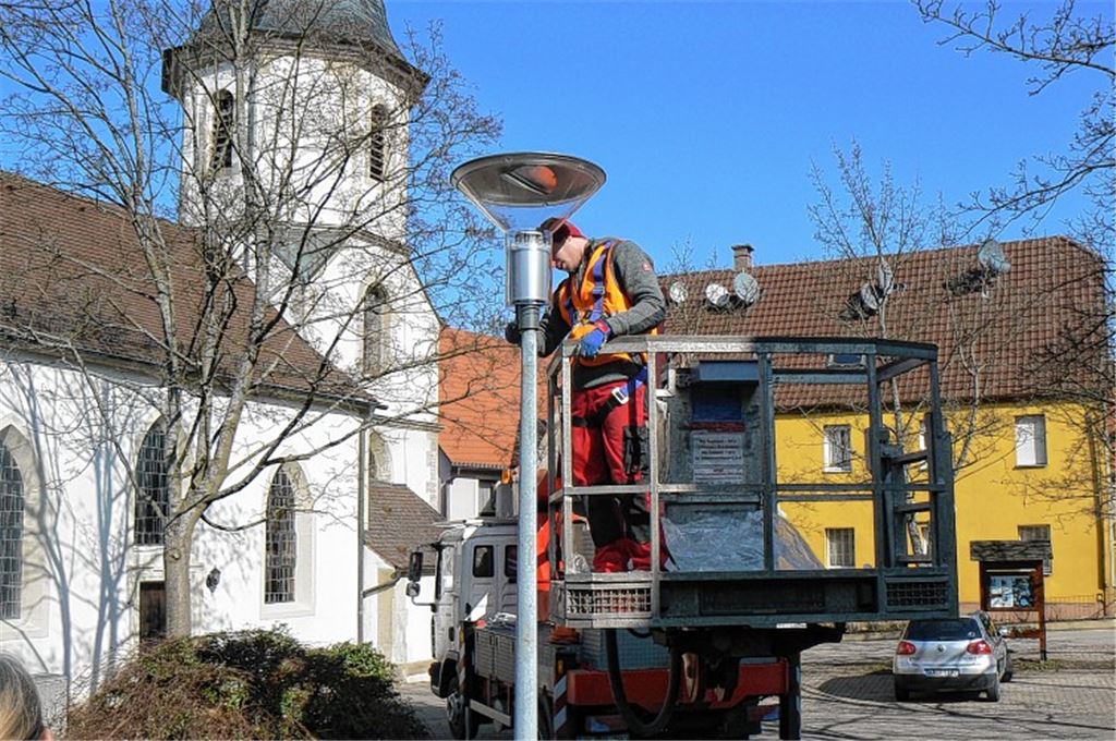 Der erste Schritt zum Austausch der Sternenfelser Straßenbeleuchtung auf LED-Technik ist abgeschlossen. Für die Gemeinde bedeutet allein dieser erste Teil eine jährliche Einsparung bei den Energiekosten in Höhe von etwa 13000 Euro. Foto: Garhöfer