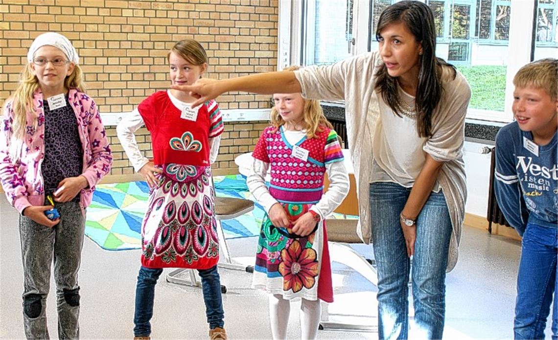 Der erste Tag an der Gemeinschaftsschule Illingen-Maulbronn: Lernbegleiterin Verena Hösel spielt mit den neuen Schülern ein Spiel zum Kennenlernen. 