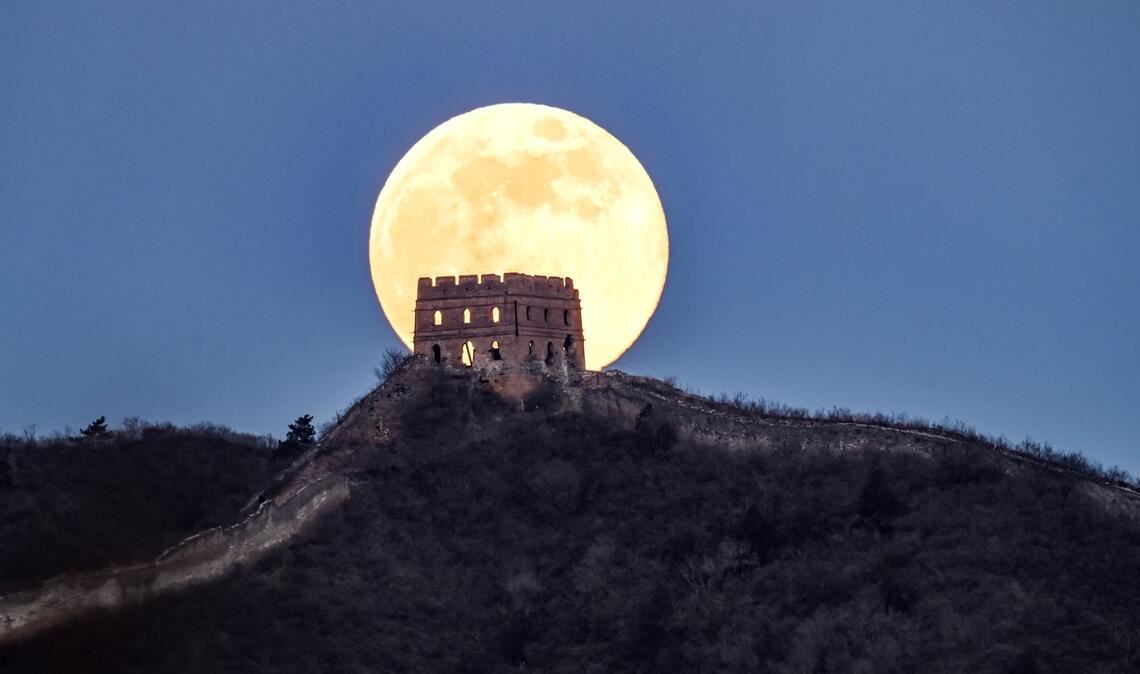 Der erste Vollmond des Jahres über dem Panlongshan-Abschnitt,  der Großen Mauer in der chinesischen Hauptstadt Peking, zu sehen. Der erste Vollmond des Jahres wird auch "Wolfsmond" genannt.