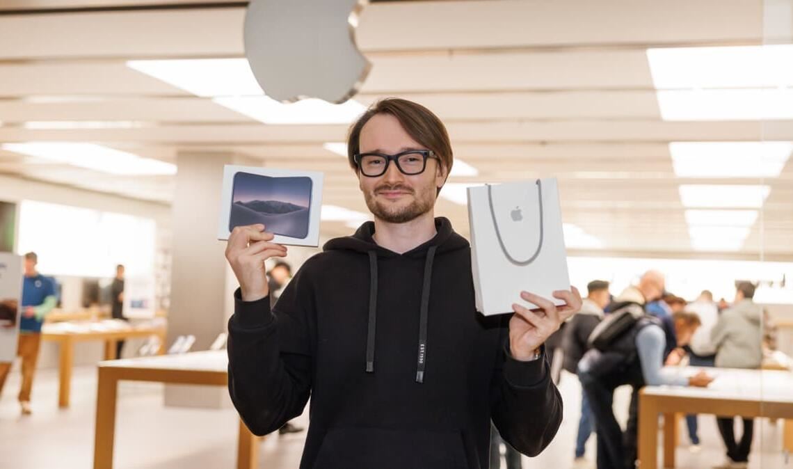 Der erste iPhone-Duo-Besitzer Baden-Württembergs: Alexander Shytiuk aus Filderstadt wartete seit 1 Uhr im Auto vor dem Center.