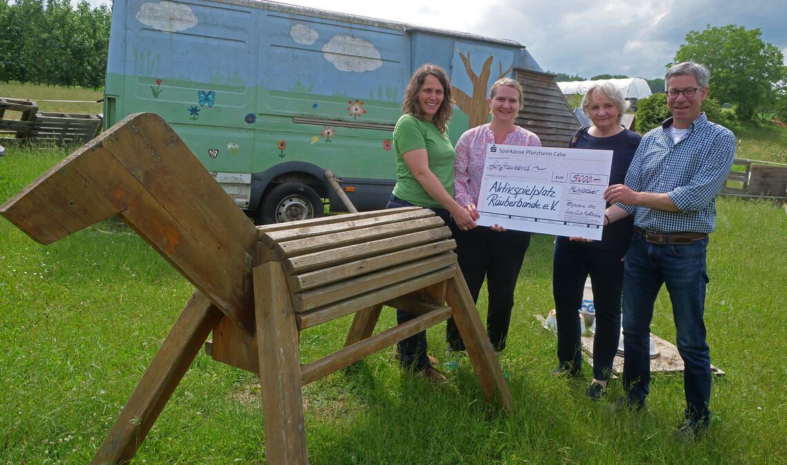 Der erste von drei Spendenschecks des Lions Club Mühlacker geht an den Verein „Aktivspielplatz Räuberbande“ in Mühlacker. Sina Aichele (v. li.) und Julia Ziegler nehmen ihn von den Lions Christa Scherrer und Christian Häußermann entgegen. Foto: Friedrich