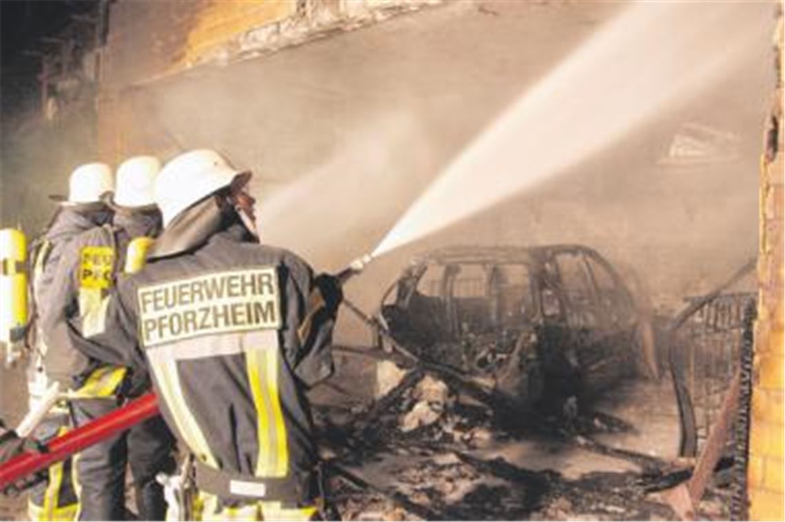 Der erste von vier Einsätzen der Feuerwehr am 11. August 2009 in Eutingen: An der Enzstraße hat der Feuerteufel ein Auto in einer Garage angezündet. Archivfoto: Keller