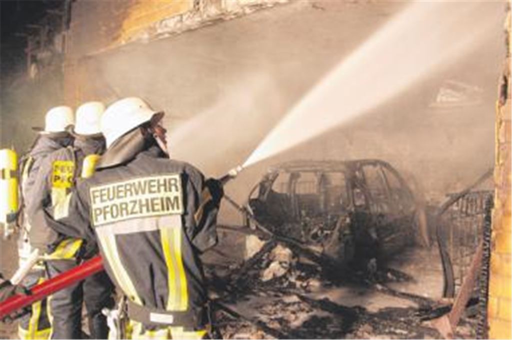 Der erste von vier Einsätzen der Feuerwehr am 11. August 2009 in Eutingen: An der Enzstraße hat der Feuerteufel ein Auto in einer Garage angezündet. Archivfoto: Keller