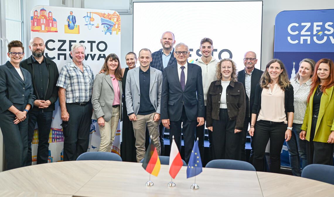 Der erster stellvertretende Bürgermeister Tschenstochaus Zdzisław Wolski empfängt Andreas Michaelis (6. v.li.) und Svenja Rayker (3. v.re.) im Rathaus. Foto: Łukasz Kolewiński