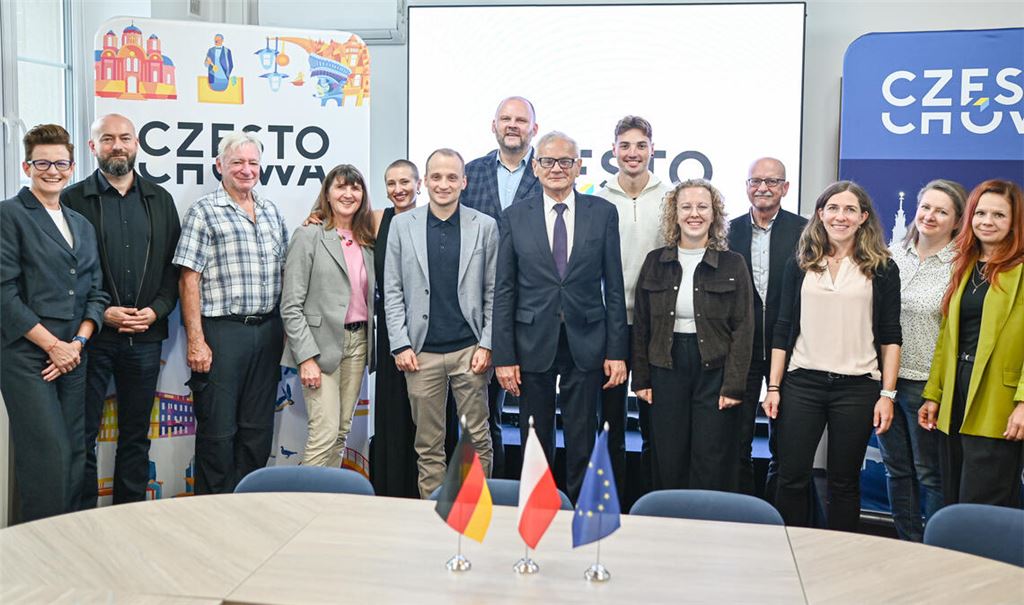 Der erster stellvertretende Bürgermeister Tschenstochaus Zdzisław Wolski empfängt Andreas Michaelis (6. v.li.) und Svenja Rayker (3. v.re.) im Rathaus. Foto: Łukasz Kolewiński