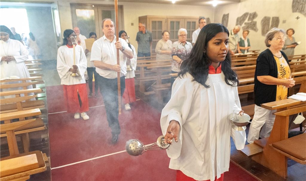 Der feierliche Einzug in die Kirche eröffnet den Fronleichnams-Gottesdienst in der Illinger St.-Joseph-Kirche. Foto: Fotomoment