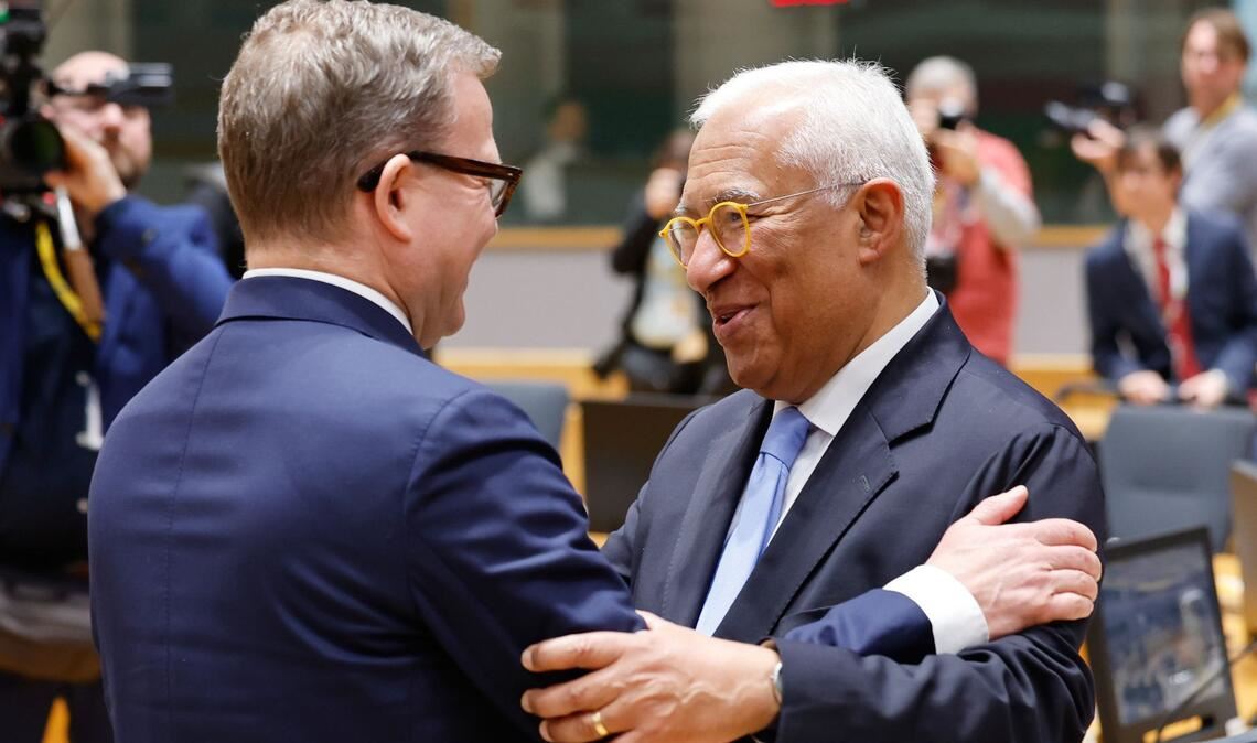 Der finnische Ministerpräsident Petteri Orpo (l) warf Orban vor, die Ukraine im Wahlkampf zu instrumentalisieren. Ratspräsident António Costa nannte das Vorgehen Orbans inakzeptabel.