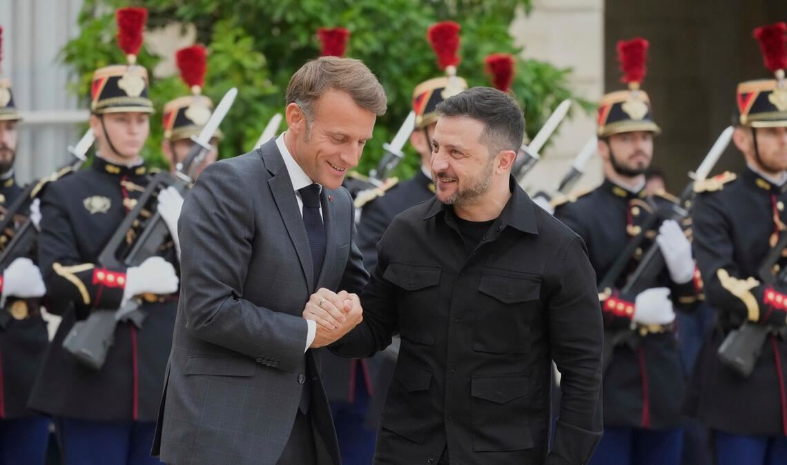 Der französische Präsident Emmanuel Macron (l)  begrüßt Wolodymyr Selenskyj, Präsident der Ukraine, vor einem Treffen im Elysee-Palast.