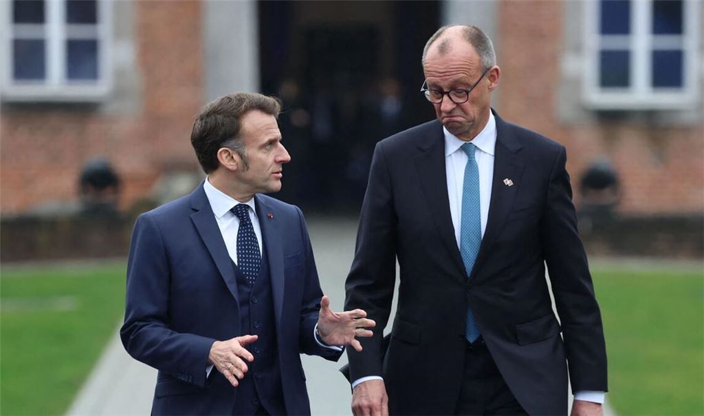 Der französische Präsident Emmanuel Macron (links) und der deutsche Bundeskanzler Friedrich Merz beim EU-Gipfel im Schloss Alden Biesen in Belgien.