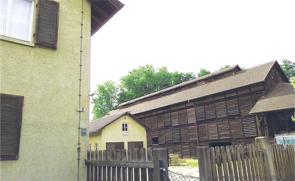 Der frühere Knittlinger Bauhof war in zwei Massivhäusern, links im Bild und in der Mitte, sowie im früheren Tabakschuppen untergebracht. Nach dem Umzug in neue Räume könnten alle drei Gebäude weichen, um dem geplanten Bürgerpark mehr Platz zu geben. Allerdings müssen für einen eventuellen Abbruch des denkmalgeschützten Schuppens noch etliche Schritte absolviert werden. Foto: Becker