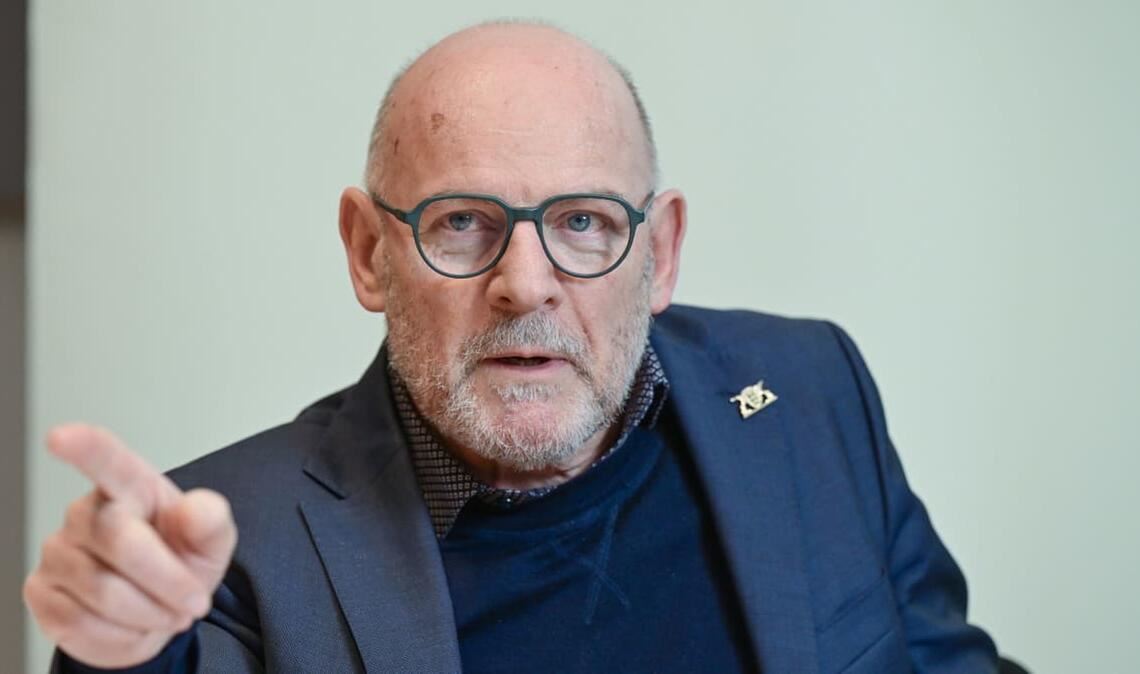 Der frühere Landesverkehrsminister Winfried Hermann (Grüne) hält der Autoindustrie, aber auch der Politik vor, reichlich planlos zu handeln.