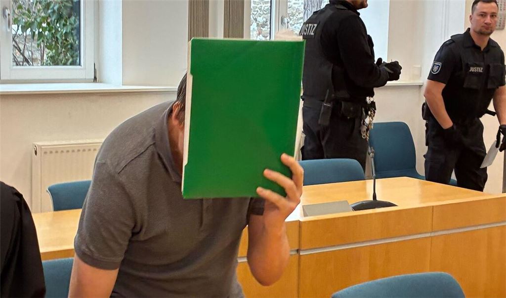 Der frühere Lehrer wurde wegen dutzendfachen Missbrauchs von Schülerinnen zu mehreren Jahren Haft verurteilt.