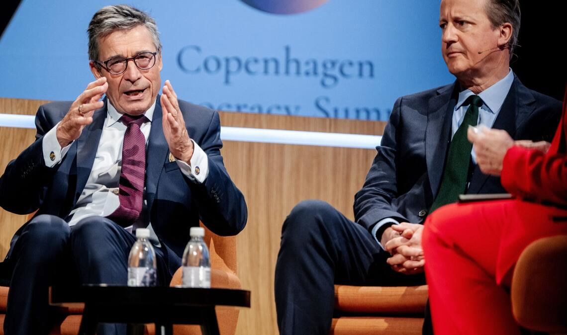 Der frühere Nato-Generalsekretär Anders Fogh Rasmussen (l) wirbt für einen Zusammenschluss der demokratischen Mittelmächte. Hier redet er mit dem  ehemaligen britischen Premierminister James Cameron auf einem Demokratie-Gipfel in Kopenhagen. (Archivbild)