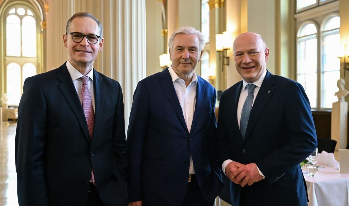 Der frühere Regierende Bürgermeister Klaus Wowereit zwischen seinen Nachfolgern Michael Müller (links, SPD) und Kai Wegner (rechts, CDU) im Jahr 2025. (Archivbild)