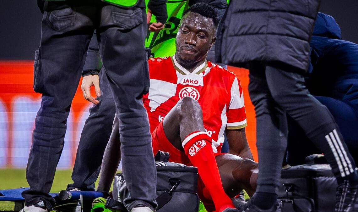 Der frühere Spieler des VfB Stuttgart verletzte sich im Achtelfinal-Hinspiel der Conference League.