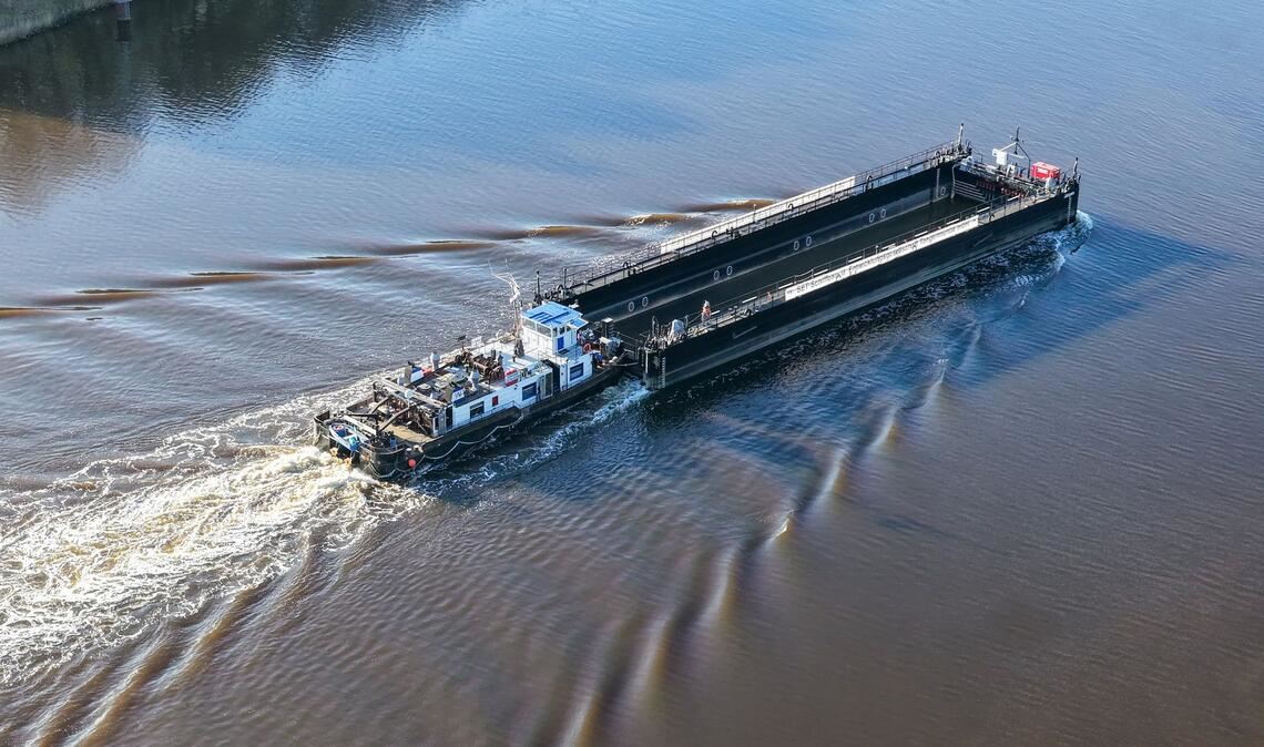 Der für den Transport des Buckelwals vor Poel gedachte Lastkahn passiert den Nord-Ostsee-Kanal.