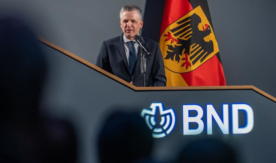 Der für die Geheimdienste zuständige Kanzleramtschef Thorsten Frei (CDU) verspricht dem BND den nötigen Instrumentenkasten für dessen künftige Aufgaben.