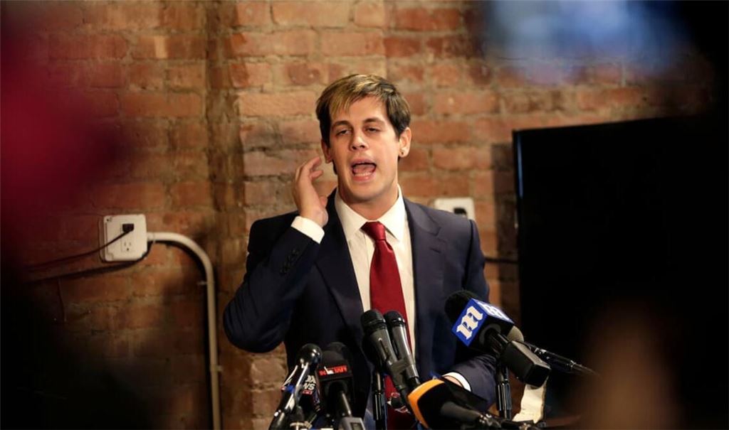 Der für rechtspopulistische Aussagen bekannte Blogger Milo Yiannopoulos spricht am 21.02.2017 in New York, USA, während einer Pressekonferenz. Yiannopoulos ist nun von ICE abgeschoben worden.
