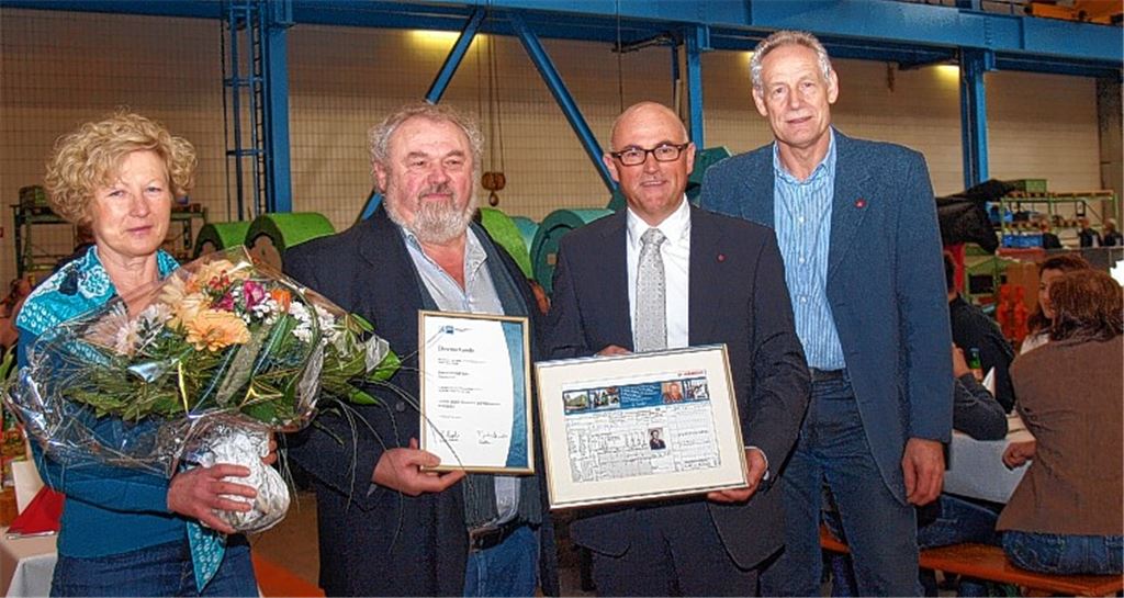 Der geehrte Reinhold Roller (2.v.li.) mit seiner Ehefrau Andrea, Händle-Chef Gerhard Fischer und Martin Kunzmann (re.) von der IG Metall Pforzheim.