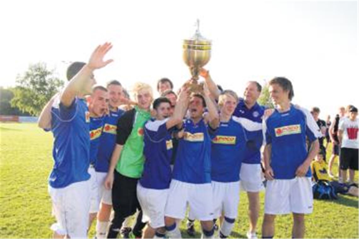 Der gehört jetzt uns!  Nach fünf Turniersiegen in Wiernsheim bleibt der Pokal künftig im Vereinsheim am Illinger Eichwald.
Foto: Eigner