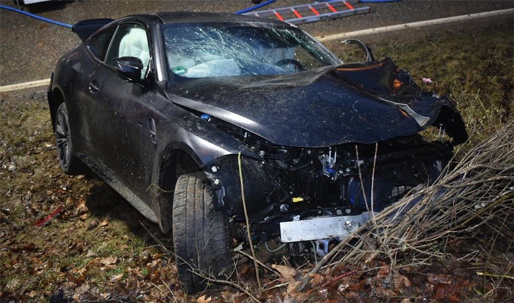Der geliehene BMW des Unfallverursachers, dessen Spritztour auf der B294 tragische Folgen hatte. Foto: Archiv