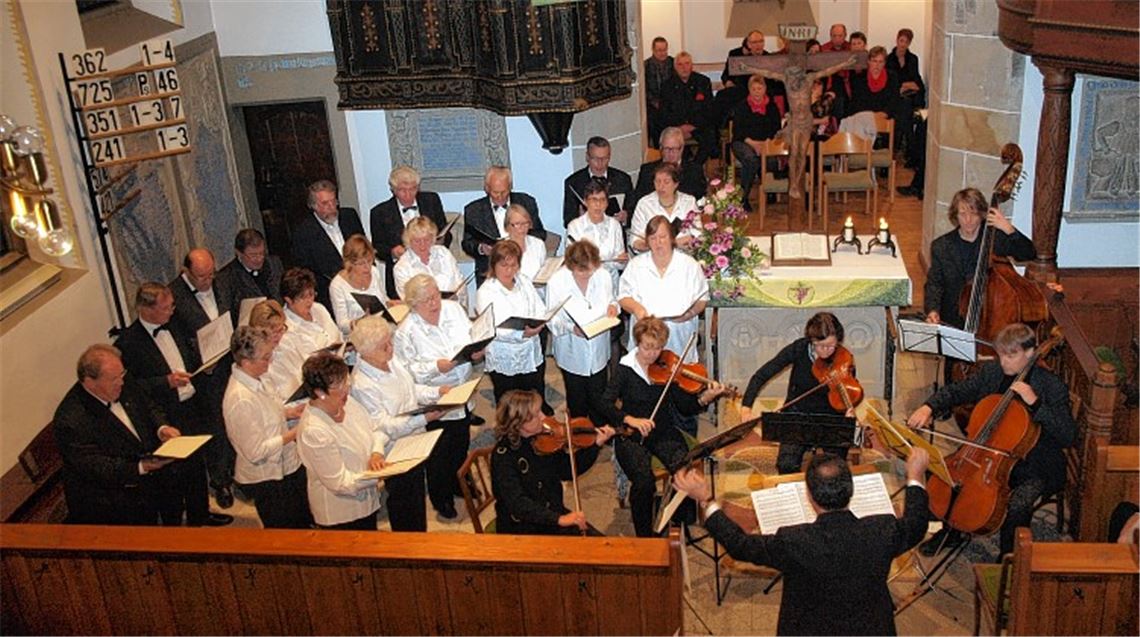 Der gemischte Chor des Liederkranz Mühlhausen, begleitet vom Streichensemble des Sinfonieorchesters Leonberg.