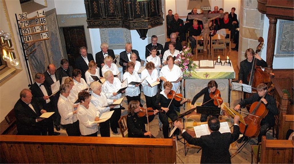 Der gemischte Chor des Liederkranz Mühlhausen, begleitet vom Streichensemble des Sinfonieorchesters Leonberg.