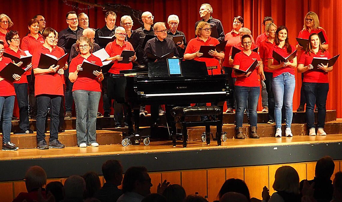 Der gemischte Chor des MGV Ötisheim „Klangtastisch“ sorgt beim Sängerbesen mit modernen Hits und bekannten Melodien für beste Stimmung. Fotos: Manfred Müller