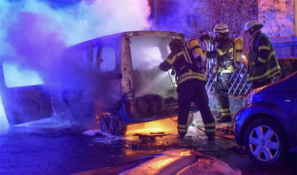 Der geparkte Renault wird durch das Feuer vollständig zerstört. Foto: Myroshnichenko