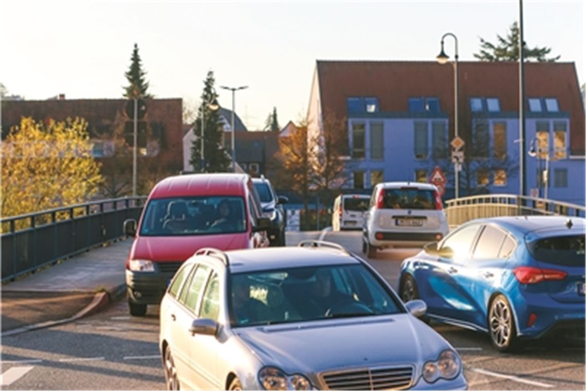 Der geplante Neubau der Enzbrücke stimmt viele Dürrmenzer besorgt, die sich dann auf eine monatelange Vollsperrung und Umleitungen einstellen müssten. Foto: Willimek