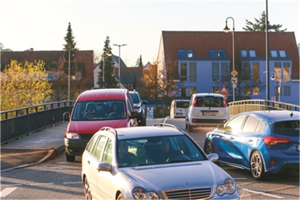 Der geplante Neubau der Enzbrücke stimmt viele Dürrmenzer besorgt, die sich dann auf eine monatelange Vollsperrung und Umleitungen einstellen müssten. Foto: Willimek